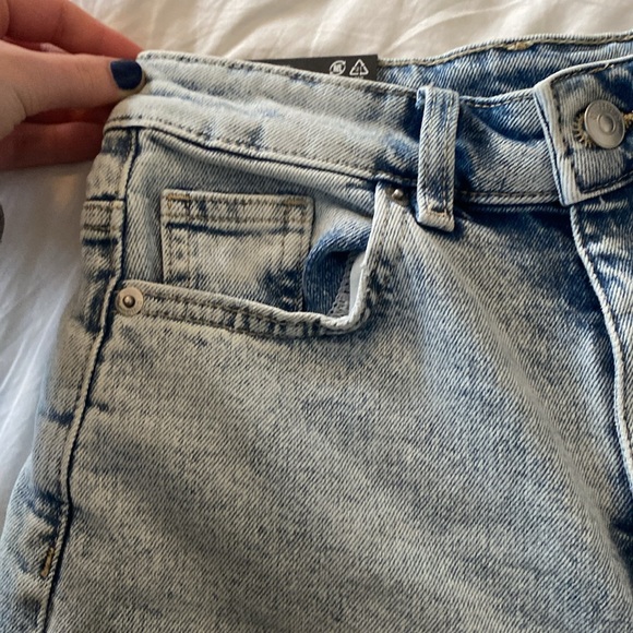 Woman’s denim shorts - Picture 5 of 7